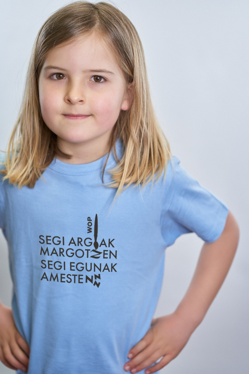 Camiseta 'Segi argiak margotzen, segi egunak amesten’ - Imagen 2